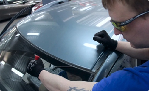 шаг Срезаем старое стекло при помощи специальной нити