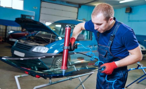 шаг Наносим на стекло клей